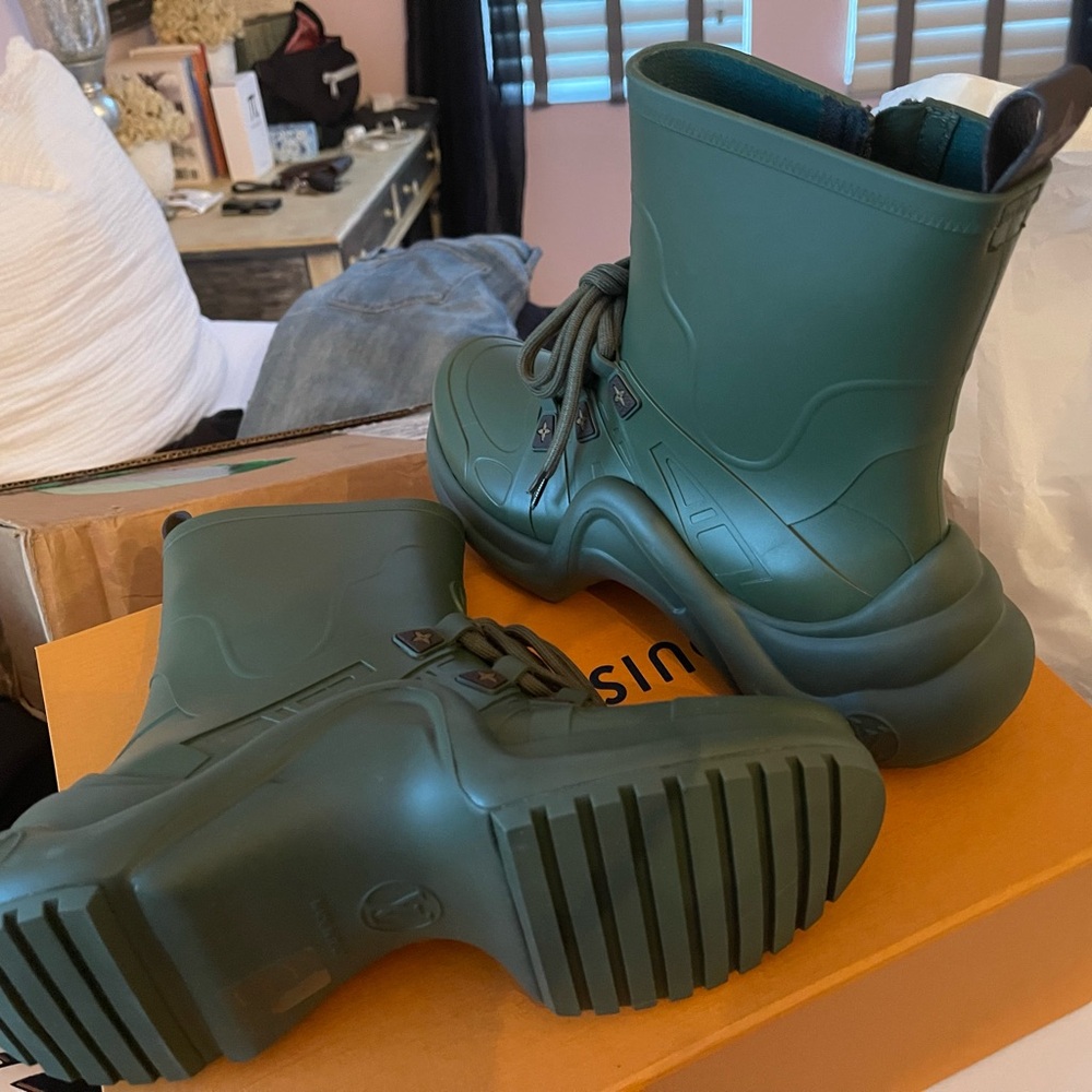 Louis Vuitton Olive Lace-Up Boots 
#1 rain/snow boot on vogue
Brand new - Picture 6 of 6